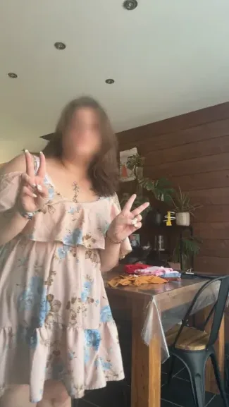 Zoe, 23